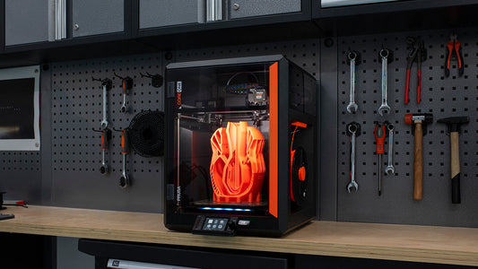 Wir stellen vor: Prusa CORE One: Unser neuer, vollständig geschlossener CoreXY 3D-Drucker mit aktiver Kammer-Temperaturregelung!