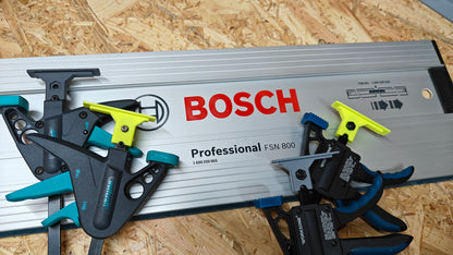 Serrage à vis à une main sur les rails de guidage Bosch Professional FSN